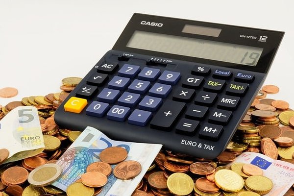Quelles sont les astuces pour économiser sur les frais bancaires ?